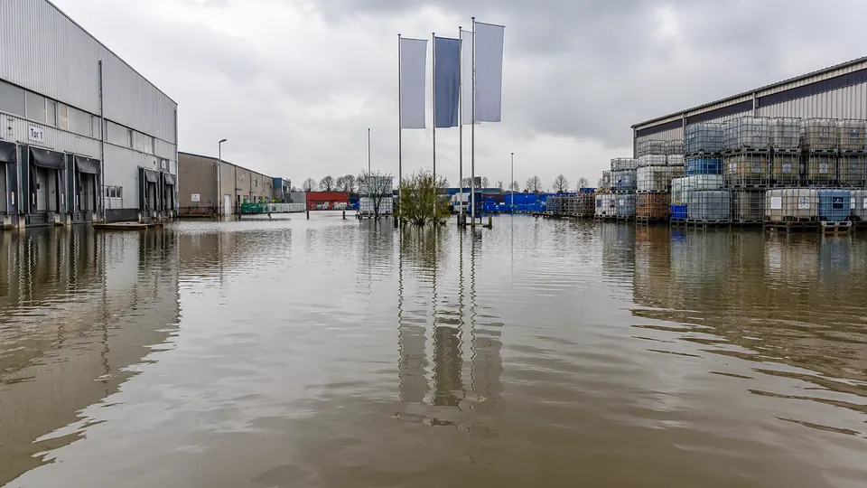 Überflutetes Logistikzentrum